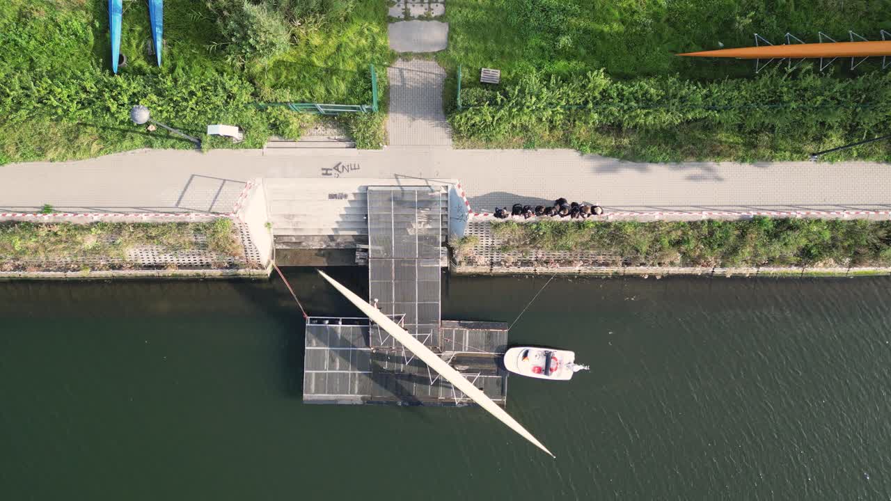 사람들이 손으로 강 도크로 경주 은 보트를 운반