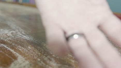 una mano deslizando los discos fuera del tablero de tejo uno a la vez