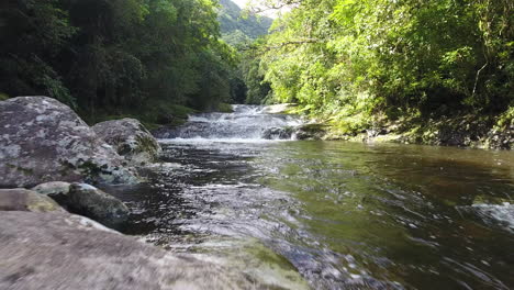 Escena-Aérea-Cercana-Al-Río-Puro,-Naturaleza-Maravillosa