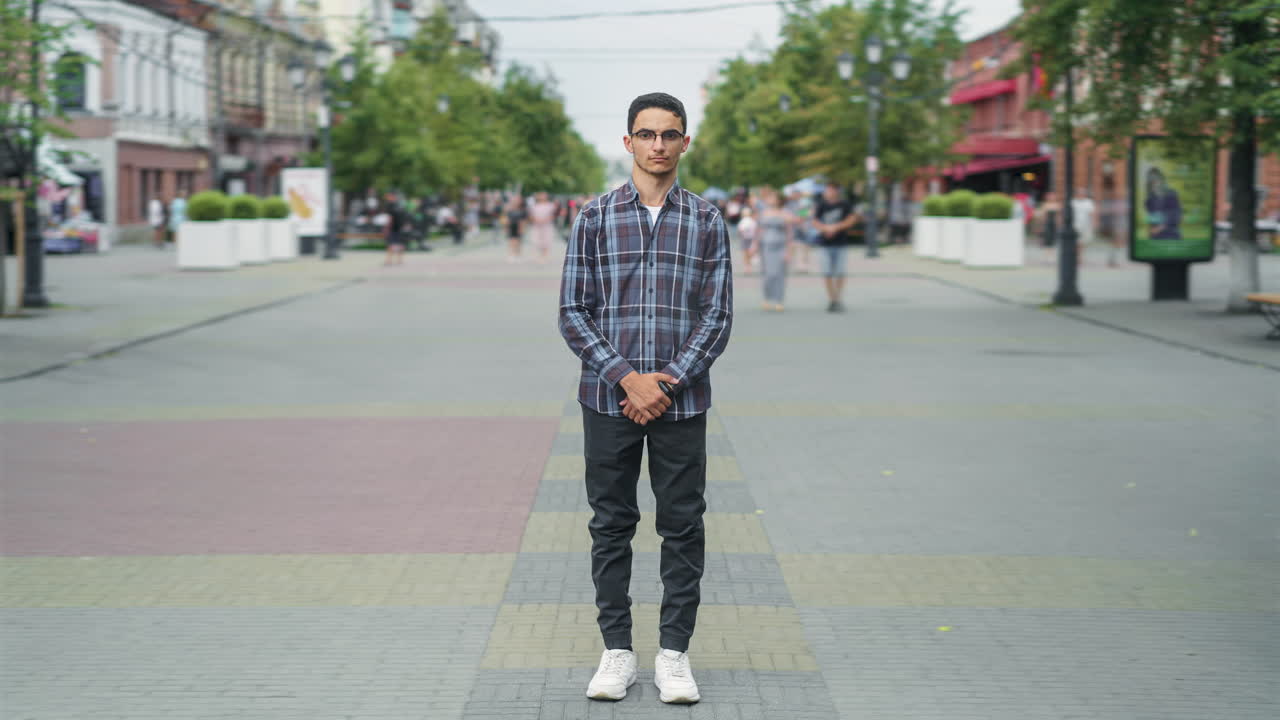 도시 거리에서 젊은 남자