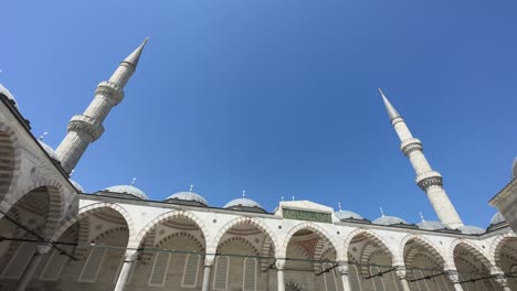 Patio-Del-Centro-De-La-Mezquita-De-Suleymaniye,-Grandes-Arcos-Y-Techos-Redondeados.