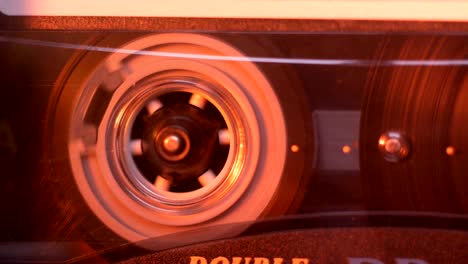 cassette de audio en el reproductor. primer plano
