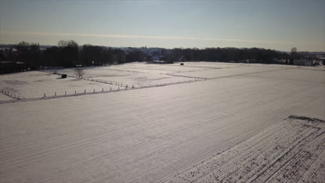 Geradeaus-Auf-Einem-Schneebedeckten-Feld-Abheben,-Das-Die-Menschenleere-Landschaft-Zeigt