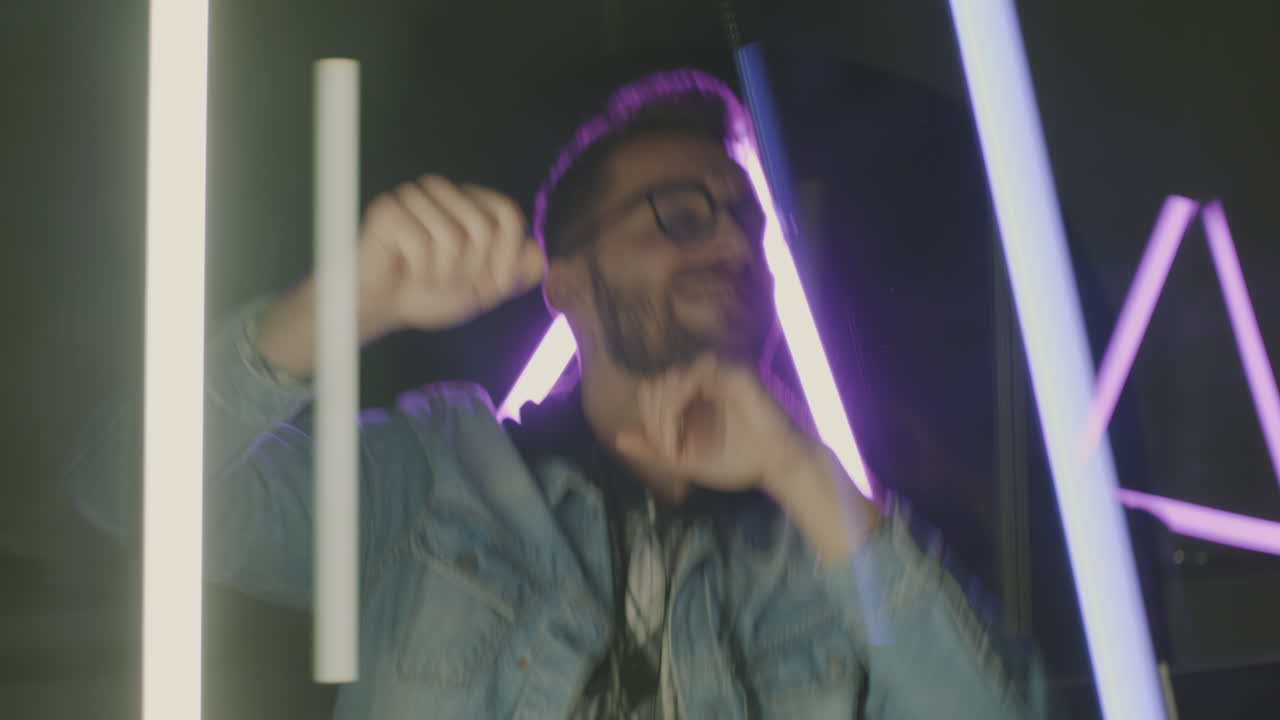 Uomo che balla sotto luci al neon