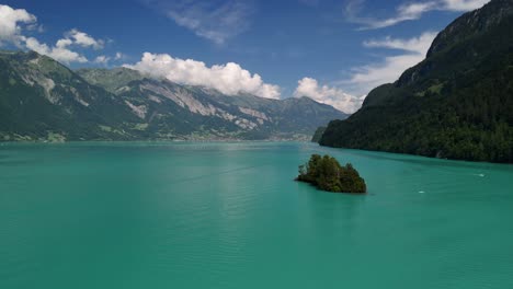 el lago de agua azul turquesa brienz brienzersee, suiza las montañas alpinas suizas