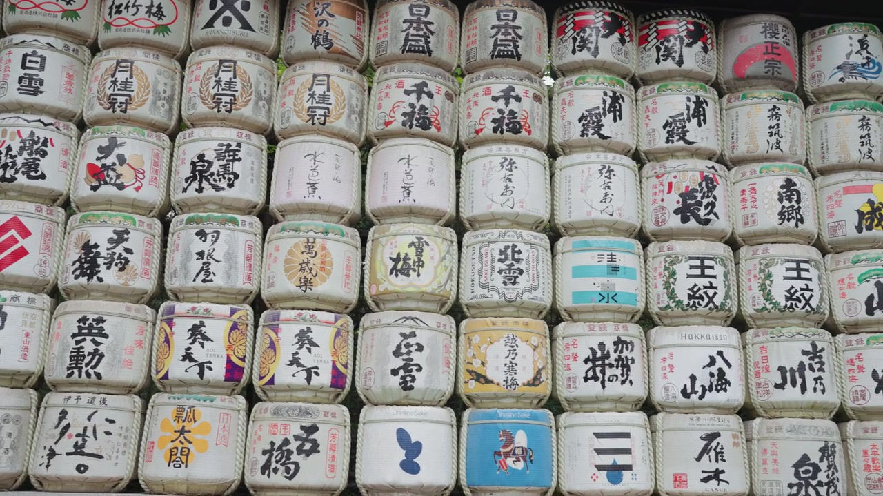 Video gerak lambat tong sake yang dihias indah di Kuil Meiji Jingu pada siang hari di Taman Yoyogi, Tokyo.