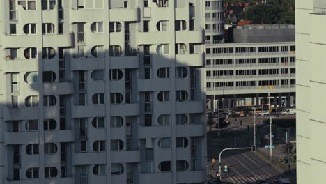 edificios de apartamentos modernos en una ciudad
