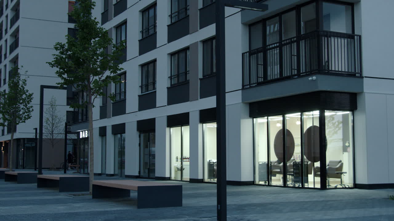 edificio de apartamentos moderno con un salón de belleza