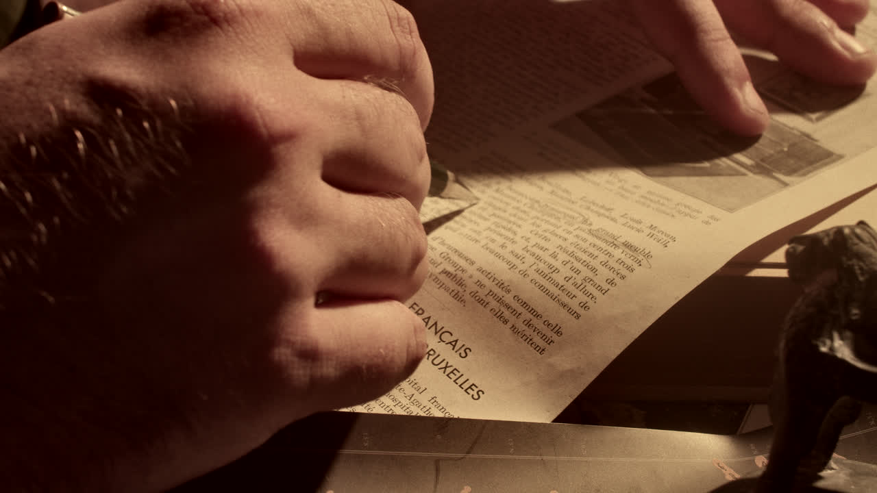 오래된 책을 읽는 사람