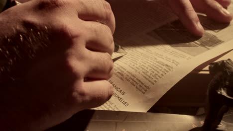 persona leyendo un libro antiguo