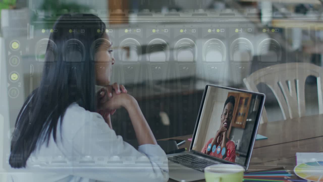 animación de un primer plano del servidor de computadora sobre una mujer que usa una computadora portátil en una videollamada en segundo plano