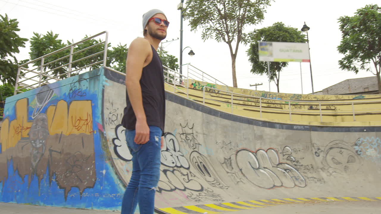 Ragazzo che usa lo skateboard in un parco cittadino