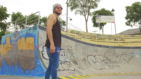 niño usando patineta en un parque callejero