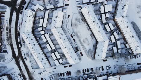 top down aerial de un vecindario cubierto de nieve en una pequeña ciudad