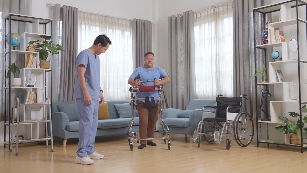 아시안 남성 간호사의 몸이 가득 차 있습니다. 환자에게 손짓을 하고, 러를 사용하고, 혼자 고, 집에서 물리 치료를 하는 동안 손을 들어서 축하하고 다섯을 치고 있습니다.