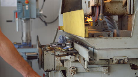 primer plano de un ingeniero que utiliza maquinaria en una planta de fabricación