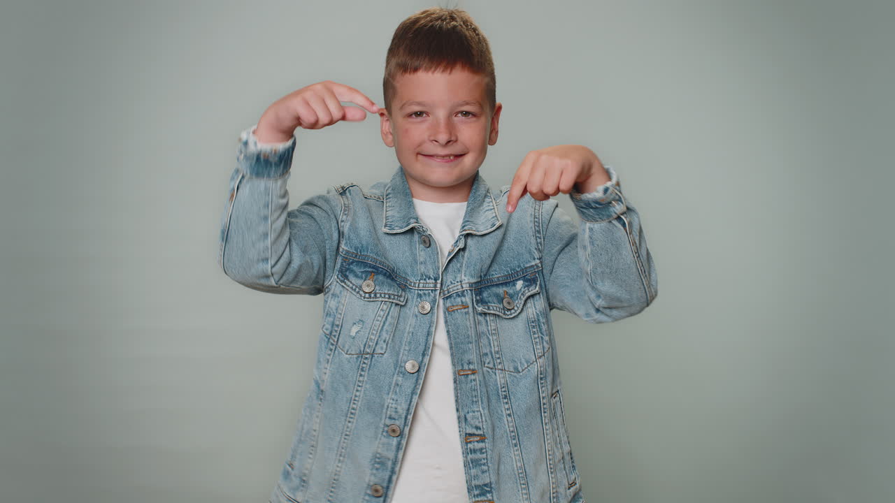 아기 소년이 아래를 가리키며, 가입하라고 말하고, ok와 like를 제스처하고, 홍보 광고를 하고 있다.