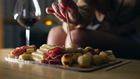 saboreando un plato de embutidos y vino, saboreando el placer de una deliciosa mesa de charcutería acompañada de una copa de buen vino