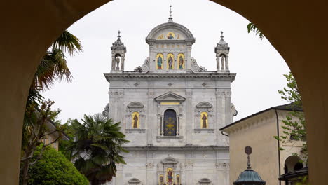 la belle église de la montagne sacrée de varallo, un complexe de dévotion chrétienne, un patrimoine mondial de l'unesco si en italie