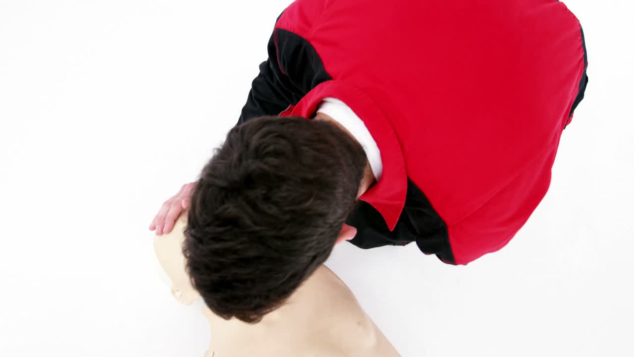 심폐폐소생술 훈련 중의 남성 구급대원