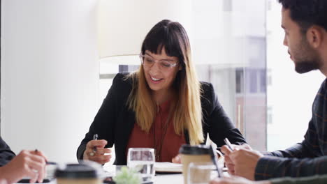 Un-Grupo-De-Jóvenes-Empresarios-En-Una-Sala-De-Juntas