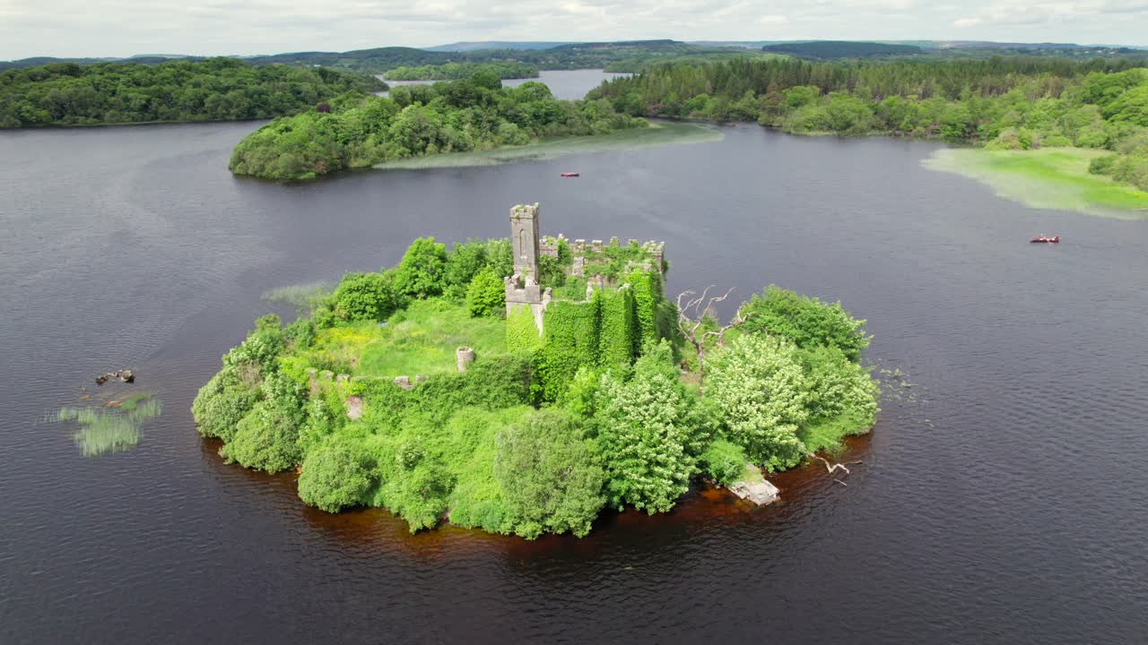 Vista aérea do Castelo de McDermott no Lough Key, banhado pelo sol.