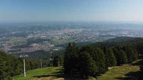 Impresionante-Vista-De-La-Campiña-Eslovena,-Vista-Desde-Una-Pista-De-Esquí.