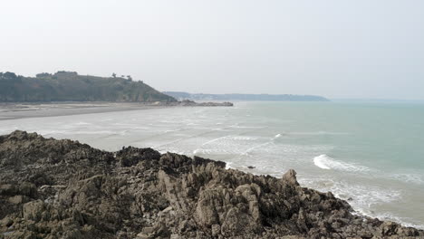 escena estática de la playa desierta de martin, saint brieuc en bretaña francia