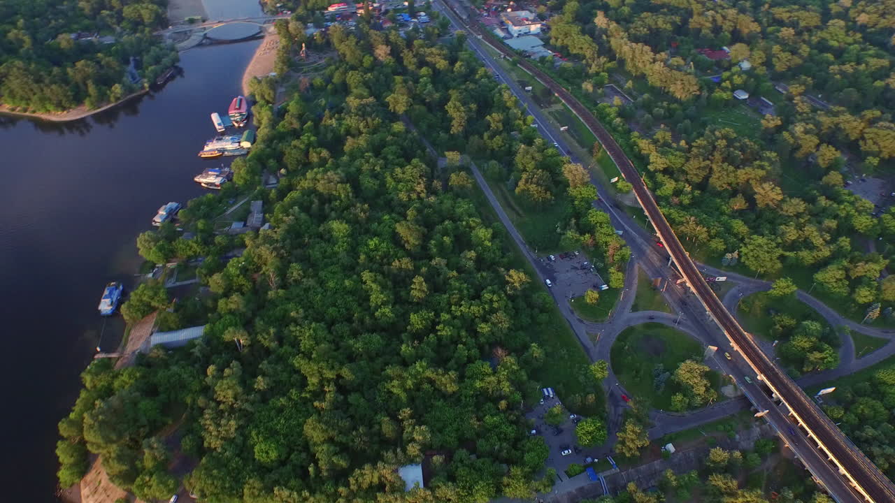 여름 도시 의 자동차 고속도로 의 공중 사진