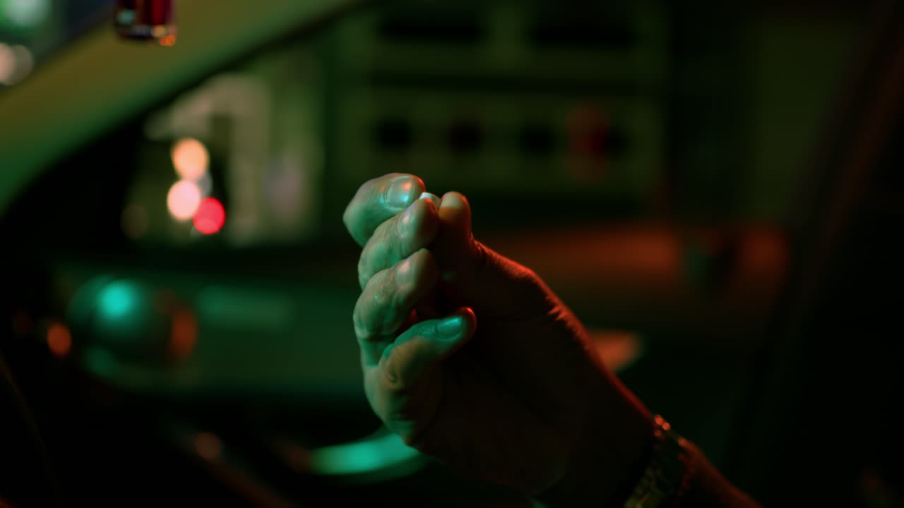 hombre de raza mixta sosteniendo una pastilla blanca en el barrio rojo