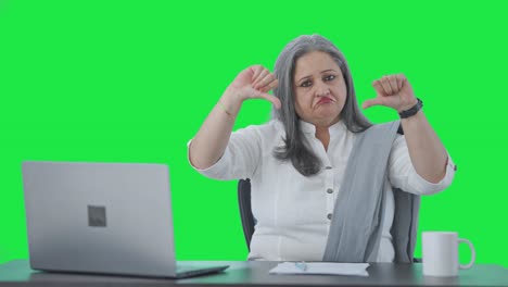 feliz mujer de negocios india senior mostrando pulgares hacia abajo pantalla verde