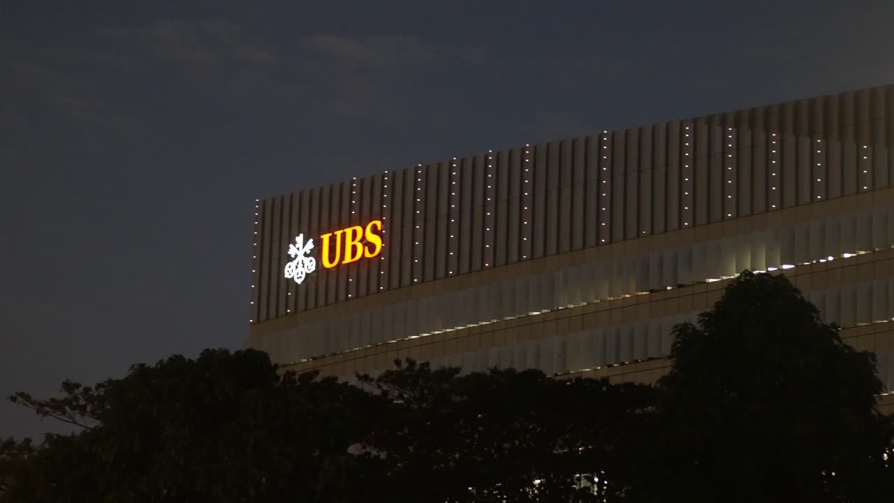 Edificio UBS di notte