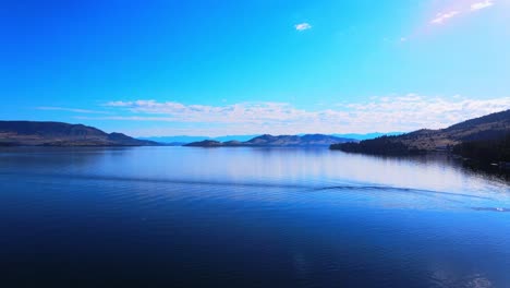 Lago-Cristalino-De-Cabeza-Plana,-Imágenes-De-Drones-De-Montana