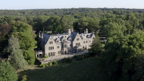 Mansion-in-Long-Island-NY-during-the-summertime,-green-scenery