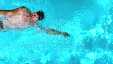 Hombre-En-Forma-Nadando-En-La-Piscina