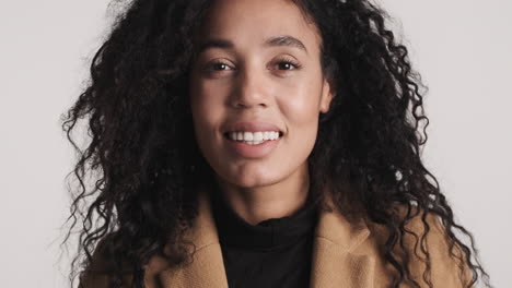 una mujer afroamericana feliz mirando a la cámara.