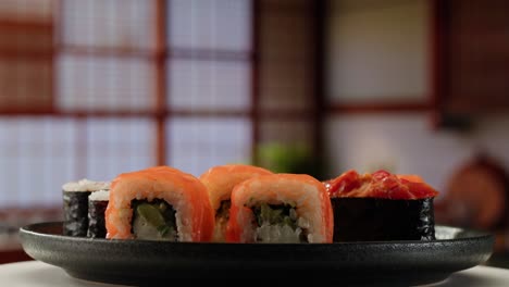 rollos de sushi variados