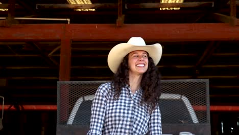 Junges-Cowgirl-Macht-Einen-Schönen-Haarschlag