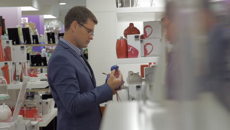 Man-buying-teapot-in-the-store