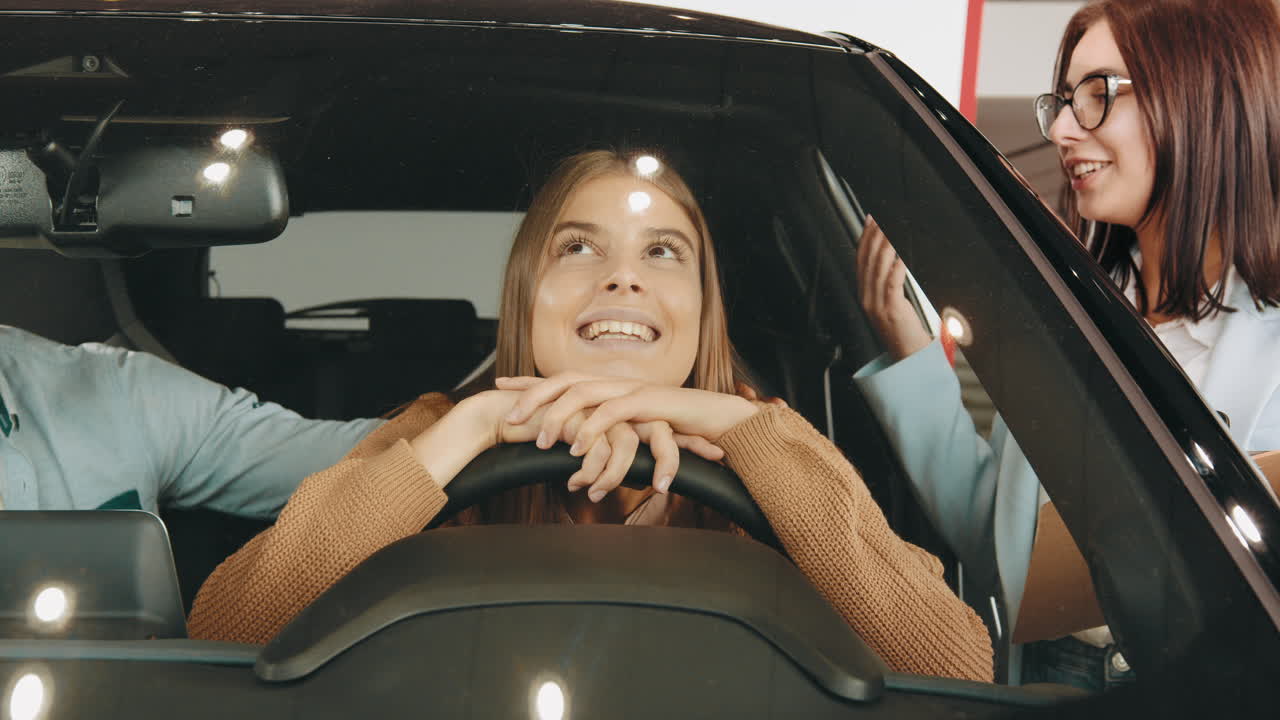 una pareja feliz considerando un coche nuevo.