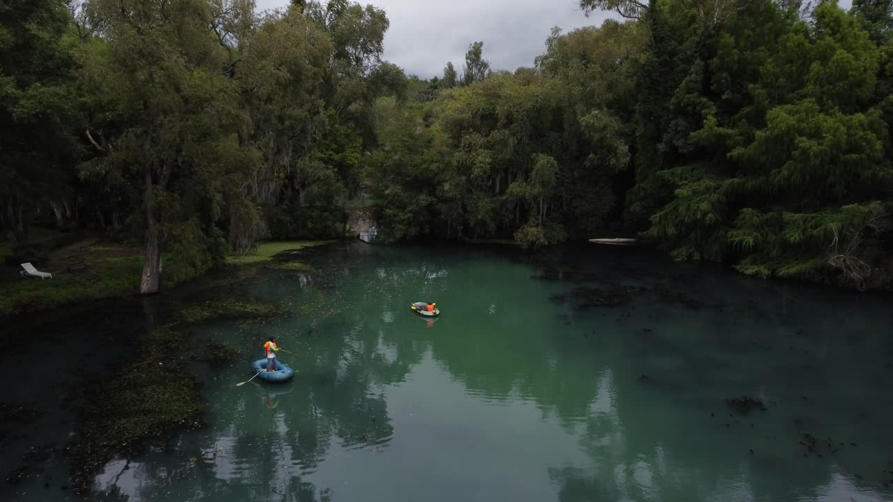 Ripresa con drone di una laguna colorata