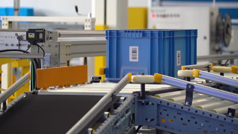 sistema automático de gestión logística de almacén inteligente, transportador de clasificación de bandejas de plástico en la industria para una fácil transferencia para la industria