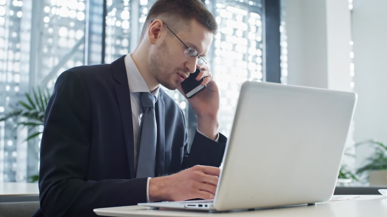 gerente masculino hablando por teléfono y escribiendo notas