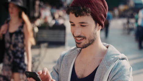 Retrato-En-Cámara-Lenta-De-Un-Hombre-Caucásico-Lindo-Y-Feliz-Usando-Un-Teléfono-Inteligente