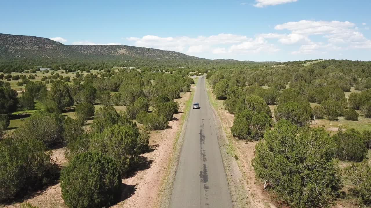 그랜드 캐년으로 이어지는 도로를 따라 운전하는 자동차