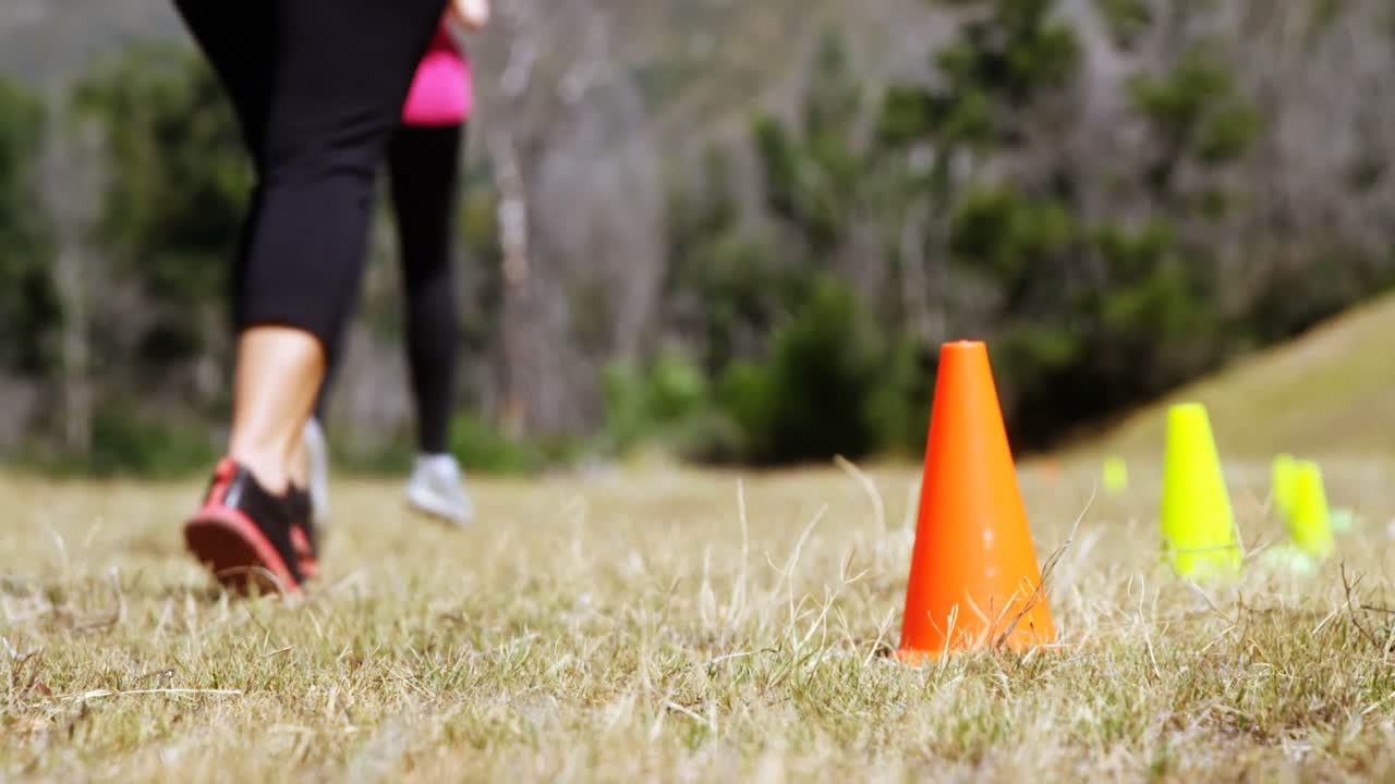 grupo de mujeres corriendo en el campamento de entrenamiento