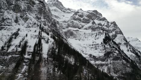 Klöntalersee-Switzerland-Glarus-side-panning-flight-looking-up-at-peaks