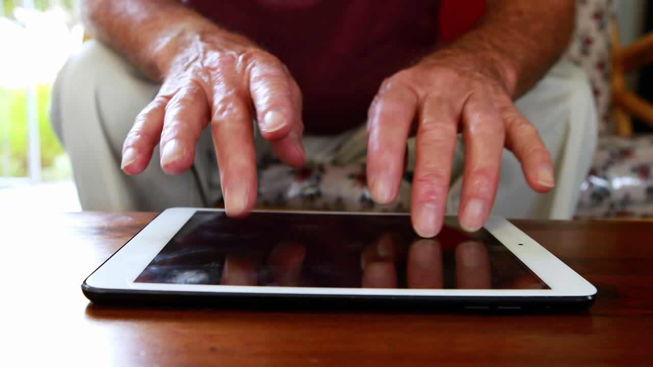 vista de cerca de las manos usando la tableta