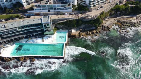 Top-View-Of-Iceberg's-Pool-Beside-The-Blue-Water-Of-Bondi-Beach-At-Sydney-City,-Australia