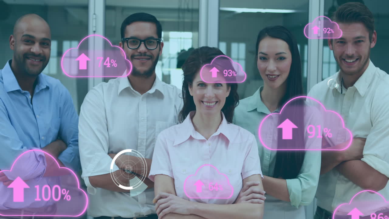 icono de nube múltiple con un porcentaje creciente contra un grupo de personas en la oficina